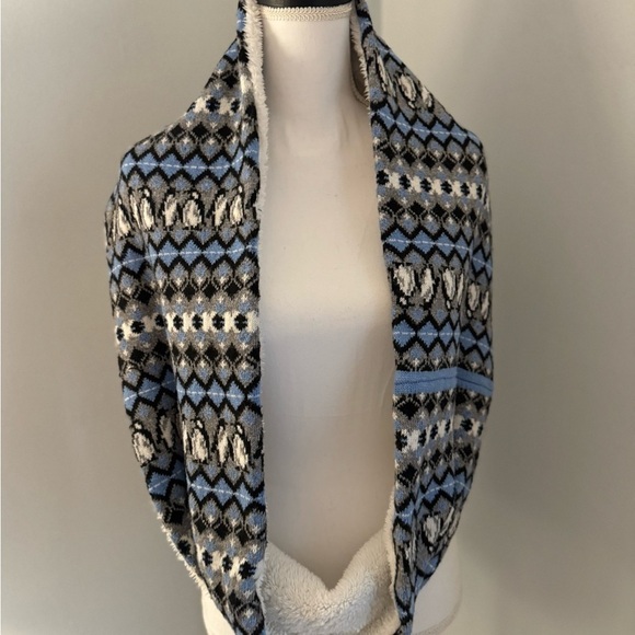 Vera Bradley Cozy Cowl Playful Penguins Intarsia Sherpa Lined Infinity Scarf - Picture 2 of 10